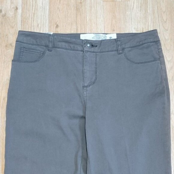 NWT LE CHATEAU Brown mid-rise flare long leg jeans - Picture 5 of 9